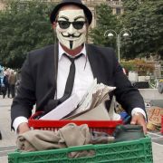 Aktivisten von Occupy müssen ihr Mahnwachen-Camp vor der Zentrale der Europäischen Zentralbank (EZB) in Frankfurt verkleinern. Das heißt: Umzugskisten packen. Aktivisten von Occupy müssen ihr Mahnwachen-Camp vor der Zentrale der Europäischen Zentralbank (EZB) in Frankfurt verkleinern. Das heißt: Umzugskisten packen.