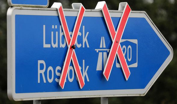 Aktuell ist die Autobahn in Richtung Rostock komplett gesperrt, in Richtung Stettin ist noch eine Spur befahrbar.