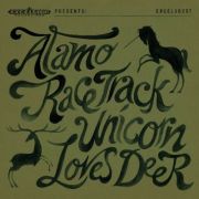 Für Fans phantastischer Geschichten genau das Richtige: Alamo Race Track erzählen von der Liebe zwischen einem Hirsch und einem Einhorn. Für Fans phantastischer Geschichten genau das Richtige: Alamo Race Track erzählen von der Liebe zwischen einem Hirsch und einem Einhorn.