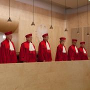 Allein 37.000 Bürger haben gegen den ESM geklagt: Es ist die größte Verfassungsbeschwerde in der Geschichte des Bundesverfassungsgerichtes. Allein 37.000 Bürger haben gegen den ESM geklagt: Es ist die größte Verfassungsbeschwerde in der Geschichte des Bundesverfassungsgerichtes.