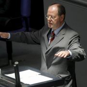 Als ob er um Ruhe bei den Spekulationen zur K-Frage bitten wollen würde: Peer Steinbrück. Als ob er um Ruhe bei den Spekulationen zur K-Frage bitten wollen würde: Peer Steinbrück.