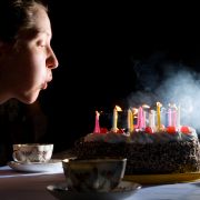 Am Geburtstag ist die Todeswahrscheinlichkeit um 14 Prozentpunkte höher als an den übrigen Tagen des Jahres, so Schweizer Forscher. Am Geburtstag ist die Todeswahrscheinlichkeit um 14 Prozentpunkte höher als an den übrigen Tagen des Jahres, so Schweizer Forscher.