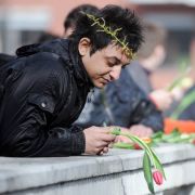 Am Internationalen Tag der Sinti und Roma werfen sie Tulpen in den Berliner Landwehrkanal. Am Internationalen Tag der Sinti und Roma werfen sie Tulpen in den Berliner Landwehrkanal.