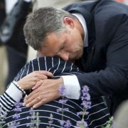 Am Tag nach dem Massaker trauert Norwegens Ministerpräsident Jens Stoltenberg mit den Angehörigen. Am Tag nach dem Massaker trauert Norwegens Ministerpräsident Jens Stoltenberg mit den Angehörigen.