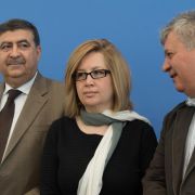 Amr Al-Azm, Mitglied des Exekutivkomitees des Nation Change Currents und Afra Jalabi und Murhaf Jouejati, Mitglieder des Syrischen Nationalrates, haben in Berlin das Papier «The Day After» vorgestellt. Amr Al-Azm, Mitglied des Exekutivkomitees des Nation Change Currents und Afra Jalabi und Murhaf Jouejati, Mitglieder des Syrischen Nationalrates, haben in Berlin das Papier «The Day After» vorgestellt.