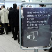 An mehreren deutschen Flughäfen hat am frühen Montagmorgen das Sicherheitspersonal seine Arbeit niedergelegt. Für Fluggäste heißt das: warten. An mehreren deutschen Flughäfen hat am frühen Montagmorgen das Sicherheitspersonal seine Arbeit niedergelegt. Für Fluggäste heißt das: warten.
