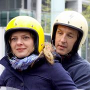Im ARD-Film Ein guter Sommer spielt Andreas Schmidt einen einsamen Busfahrer, der sich in die Seelsorgerin Hanna (Jördis Triebel) verliebt. Im ARD-Film Ein guter Sommer spielt Andreas Schmidt einen einsamen Busfahrer, der sich in die Seelsorgerin Hanna (Jördis Triebel) verliebt.