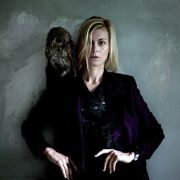 Sie macht Melodien für die Nacht, die Zeit vor dem Kamin oder Sonntagnachmittage, die man braucht, um wieder ein Stück weit zu sich selbst zu finden. Sie macht Melodien für die Nacht, die Zeit vor dem Kamin oder Sonntagnachmittage, die man braucht, um wieder ein Stück weit zu sich selbst zu finden.