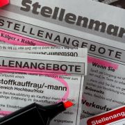 Anzeigen in Tageszeitungen sind nach wie vor bei der Jobsuche beliebt - leider lauern oft schwarze Schafe mit Köder-Inseraten. Anzeigen in Tageszeitungen sind nach wie vor bei der Jobsuche beliebt - leider lauern oft schwarze Schafe mit Köder-Inseraten.