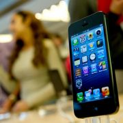 Apple fährt ein neues Rekordergebnis ein. Trotzdem fährt die Aktie in den Keller, weil die Börsianer einen noch höheren Gewinn erwartet haben. Apple fährt ein neues Rekordergebnis ein. Trotzdem fährt die Aktie in den Keller, weil die Börsianer einen noch höheren Gewinn erwartet haben.