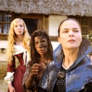Aschenputtel (Aylin Tezel, Mitte) hat zu wenig Taler gebracht und wird von Stiefmutter Barbara (Barbara Auer, vorn) und Annabella (Pheline Roggan) zur Rede gestellt. Aschenputtel (Aylin Tezel, Mitte) hat zu wenig Taler gebracht und wird von Stiefmutter Barbara (Barbara Auer, vorn) und Annabella (Pheline Roggan) zur Rede gestellt.