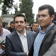 Ob die Radikalen Linken mit ihrem Partei-Chef Alexis Tsipras (Mitte) eine Mehrheit zusammenbekommen, gilt als zweifelhaft. Er hat jüngst mit einer Sparprogramm-Annulierung gedroht. Ob die Radikalen Linken mit ihrem Partei-Chef Alexis Tsipras (Mitte) eine Mehrheit zusammenbekommen, gilt als zweifelhaft. Er hat jüngst mit einer Sparprogramm-Annulierung gedroht.
