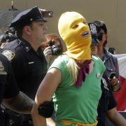 Auch in New York wird vor dem russischen Konsulat gegen das Pussy-Riot-Urteil demonsriert Auch in New York wird vor dem russischen Konsulat gegen das Pussy-Riot-Urteil demonsriert