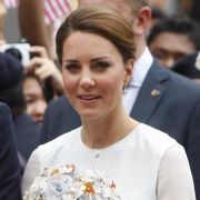 Auf ihrer Asienreise zeigt sich Herzogin Kate ganz zünftig. Doch im Frankreich-Urlaub soll das anders gewesen sein. Auf ihrer Asienreise zeigt sich Herzogin Kate ganz zünftig. Doch im Frankreich-Urlaub soll das anders gewesen sein.