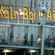 Auf dem Köln-Bonner Flughafen ist es zu starker Rauchentwicklung in einem Flugzeug gekommen. Dabei wurden nach Angaben der Kölner Feuerwehr elf Menschen verletzt, vier davon schwer. Auf dem Köln-Bonner Flughafen ist es zu starker Rauchentwicklung in einem Flugzeug gekommen. Dabei wurden nach Angaben der Kölner Feuerwehr elf Menschen verletzt, vier davon schwer.