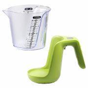 Aus zwei mach eins: Der KitchPro Digitale Messbecher hilft beim Abmessen und -wiegen von Zutaten. Aus zwei mach eins: Der KitchPro Digitale Messbecher hilft beim Abmessen und -wiegen von Zutaten.