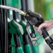 Autofahren ist angesichts der hiesigen Spritpreise ein teures Unterfangen. Autofahren ist angesichts der hiesigen Spritpreise ein teures Unterfangen.