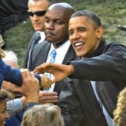 Barack Obama tritt nach. Nach seinem Flop in der TV-Debatte wirft er seinem Konkurrenten Mitt Romney vor, nicht die Wahrheit zu sagen. Barack Obama tritt nach. Nach seinem Flop in der TV-Debatte wirft er seinem Konkurrenten Mitt Romney vor, nicht die Wahrheit zu sagen.