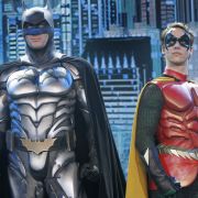 Batman und Robin (hier in einer Live-Tour) sind schwul - für Fans seit Jahrzehnten ein offenes Geheimnis, nun auch von einem Batman-Macher bestätigt. Batman und Robin (hier in einer Live-Tour) sind schwul - für Fans seit Jahrzehnten ein offenes Geheimnis, nun auch von einem Batman-Macher bestätigt.