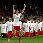 Bayern kniet vor Thomas Müller - drei der sieben Tore gegen Barça gehen auf sein Konto. Bayern kniet vor Thomas Müller - drei der sieben Tore gegen Barça gehen auf sein Konto.