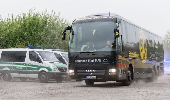 Begleitet von Fahrzeugen der Polizei fährt der Mannschaftsbus von Borussia Dortmund hinter der Fanwelt über einen Parkplatz in das Stadion und nimmt diesmal einen anderen Weg.