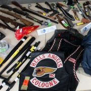 Bei einer Razzia im Mai 2012 sichergestellte Waffen des - inzwischen verbotenen - Kölner Chapters der Hells Angels. Bei einer Razzia im Mai 2012 sichergestellte Waffen des - inzwischen verbotenen - Kölner Chapters der Hells Angels.