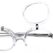 Bei einer Schminkbrille lassen sich an jedem Auge separat ein Teil des Rahmens und das Glas hochklappen. Bei einer Schminkbrille lassen sich an jedem Auge separat ein Teil des Rahmens und das Glas hochklappen.