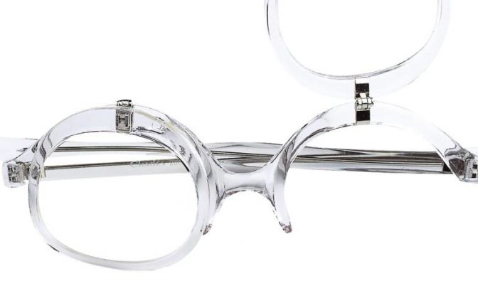 Bei einer Schminkbrille lassen sich an jedem Auge separat ein Teil des Rahmens und das Glas hochklappen.