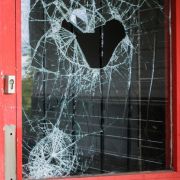 Beim zweiten Angriff der Jugendgang wurde der Imbiss schwer beschädigt. Beim zweiten Angriff der Jugendgang wurde der Imbiss schwer beschädigt.