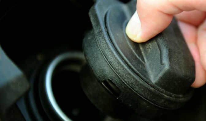 Auf dem Gas fährt mit dem Benzin setzt aus