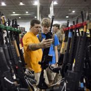 Besucher begutachten ein HK416 Sturmgewehr wird auf einer Waffenmesse in Chantilly, Virginia. Besucher begutachten ein HK416 Sturmgewehr wird auf einer Waffenmesse in Chantilly, Virginia.