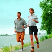 Gleichzeitig Kalorien verbrauchen und den Hunger dämpfen - Sport macht das möglich. Gleichzeitig Kalorien verbrauchen und den Hunger dämpfen - Sport macht das möglich.