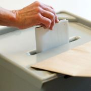 Bisher galt es als Konsens, möglichst nicht in Ferienzeiten zu wählen. Bisher galt es als Konsens, möglichst nicht in Ferienzeiten zu wählen.