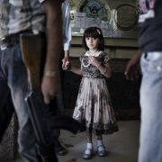 Blicke voller Angst, der Boden blutverschmiert: Ein Bild aus dem syrischen Bürgerkrieg wurde zum «Foto des Jahres» gekürt. Blicke voller Angst, der Boden blutverschmiert: Ein Bild aus dem syrischen Bürgerkrieg wurde zum «Foto des Jahres» gekürt.