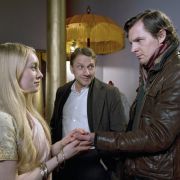 ebastian Bootz (Felix Klare) ist nicht gerade begeistert, als Saraswati ihm bei der Befragung erst mal aus der Hand lesen will. ebastian Bootz (Felix Klare) ist nicht gerade begeistert, als Saraswati ihm bei der Befragung erst mal aus der Hand lesen will.