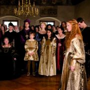 Üppige Gewänder zeichneten die Renaissance aus. Prunk und Protz lautete die Devise auch bei den Borgias. Üppige Gewänder zeichneten die Renaissance aus. Prunk und Protz lautete die Devise auch bei den Borgias.