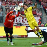 Borussia Dortmund konnte sich gegen den 1. FC Nürnberg diesmal nicht durchsetzen. Hier Robert Lewandowski gegen Nürnbergs Torwart Raphael Schaefer. Borussia Dortmund konnte sich gegen den 1. FC Nürnberg diesmal nicht durchsetzen. Hier Robert Lewandowski gegen Nürnbergs Torwart Raphael Schaefer.
