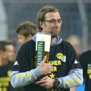 Ein Feierabendbier für den Trainer: Nach dem Sieg gegen Mönchengladbach feierten Dortmunds Spieler und Jürgen Klopp die vorzeitige Deutsche Meisterschaft ausgelassen. Ein Feierabendbier für den Trainer: Nach dem Sieg gegen Mönchengladbach feierten Dortmunds Spieler und Jürgen Klopp die vorzeitige Deutsche Meisterschaft ausgelassen.