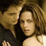 Endlich glücklich vereint und doch nicht frei von Sorgen. Nach ihrer Hochzeit wird es für Edward (Robert Pattinson) und Bella (Kristen Stewart) erst richtig dramatisch. Endlich glücklich vereint und doch nicht frei von Sorgen. Nach ihrer Hochzeit wird es für Edward (Robert Pattinson) und Bella (Kristen Stewart) erst richtig dramatisch.