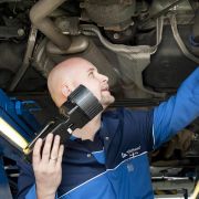 Brüssel will ältere Autos alle 12 Monate auf Mängel prüfen lassen. Dies ist in einigen EU-Ländern bereits der Fall. Brüssel will ältere Autos alle 12 Monate auf Mängel prüfen lassen. Dies ist in einigen EU-Ländern bereits der Fall.