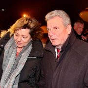 Bundespräsident Joachim Gauck (r.) gemeinsam mit seiner Lebensgefährtin Daniela Schadt: Blitzbesuch in Afghanistan. Bundespräsident Joachim Gauck (r.) gemeinsam mit seiner Lebensgefährtin Daniela Schadt: Blitzbesuch in Afghanistan.
