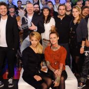 Stefan Raab und Johanna Klum inmitten der Musiker des Bundesvision Song Contests 2011. Stefan Raab und Johanna Klum inmitten der Musiker des Bundesvision Song Contests 2011.