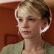 Mit seiner Nachbarin Irene (Carey Mulligan) erfährt der Driver so etwas wie eine glückliche Zeit. Mit seiner Nachbarin Irene (Carey Mulligan) erfährt der Driver so etwas wie eine glückliche Zeit.
