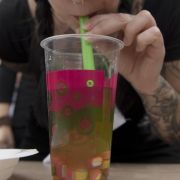 Chemie-Cocktail to go: Verbraucherschützer laufen schon länger gegen Bubble Tea Sturm, jetzt haben Wissenschaftler mit besorgniserregenden Ergebnissen die Bedenken gegen das Trendgetränk verstärkt. Chemie-Cocktail to go: Verbraucherschützer laufen schon länger gegen Bubble Tea Sturm, jetzt haben Wissenschaftler mit besorgniserregenden Ergebnissen die Bedenken gegen das Trendgetränk verstärkt.