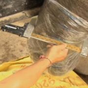 Chhouk hat Glück. Der kambodschanische Elefant ist einer der wenigen seiner Art, der eine Prothese für sein verlorenes Bein bekommt. Chhouk hat Glück. Der kambodschanische Elefant ist einer der wenigen seiner Art, der eine Prothese für sein verlorenes Bein bekommt.