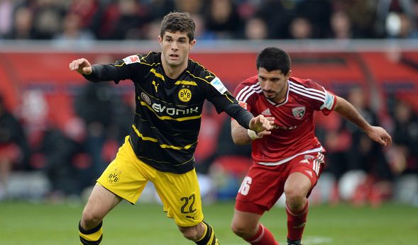 Christian Pulisic (l) von Dortmund und Almog Cohen von Ingolstadt.