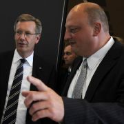 Christian Wulff (links) und sein Ex-Sprecher Olaf Glaeseker: Im Schatten der Korrputionsvorwürfe gehen ihre Meinungen darüber, ob sie gute Freunde waren, weit auseinander. Christian Wulff (links) und sein Ex-Sprecher Olaf Glaeseker: Im Schatten der Korrputionsvorwürfe gehen ihre Meinungen darüber, ob sie gute Freunde waren, weit auseinander.
