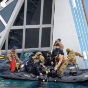 Taucher der italienischen Küstenwache suchen nach Überlebenden. Noch immer werden etwa 12 Deutsche vermisst. Taucher der italienischen Küstenwache suchen nach Überlebenden. Noch immer werden etwa 12 Deutsche vermisst.