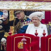 Da kann sich selbst Queen Elizabeth II. ein Lächeln nicht verkneifen. Eine historische Schiffsparade erfreut ihr Herz. Da kann sich selbst Queen Elizabeth II. ein Lächeln nicht verkneifen. Eine historische Schiffsparade erfreut ihr Herz.