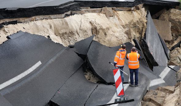 Das abgesackte Autobahnteilstück der A20 an der Trebeltalbrücke bei Tribsees (Mecklenburg-Vorpommern) wird von Fachleuten begutachtet.